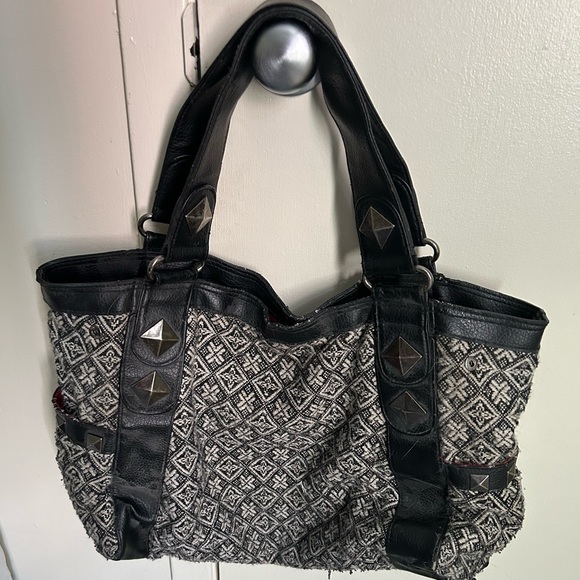 Skull black and white loungefly handbag. - Picture 5 of 8